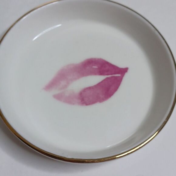 Lipstick Kiss Jewelry Dish - Picture 4 of 5